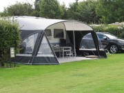 Comfortplaats caravan met voortent