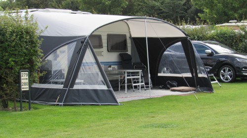 Comfortplaats caravan met voortent